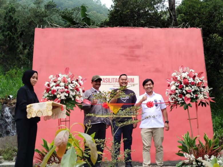 Peresmian bantuan tandon air di Dusun Srebet, Desa Pesanggrahan Kota Batu oleh Rans Entertainment dan Telkomsel (blok-a.com / Yogga Ardiawan)