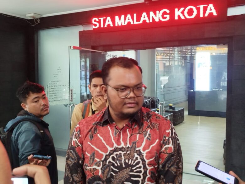 Satria Marwan, Kuasa Hukum Korban Dugaan Pelecehan Seksual yang terjadi di RS Persada Hospital Malang saat diwawancarai awak media (blok-a.com/Yogga Ardiawan)