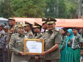 Wali Kota Malang, Wahyu Hidayat menerima penghargaan dari Gubernur Jatim Khofifah di Apel Kesiapsiagaan Nasional 2025.(dok. Pro)