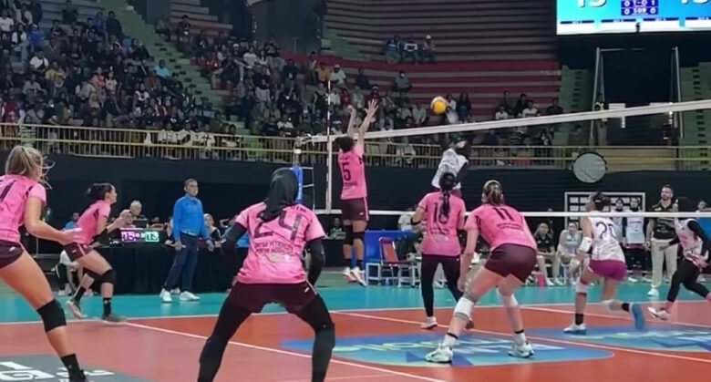 Laga pertama final four Proliga 2025 Gresik Petrokimia VS Jakarta Popsivo Polwan di GOR Jayabaya, Kediri, Jawa Timur.(Istimewa)