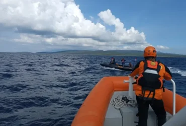 Proses pencarian nelayan Wongsorejo, Banyuwangi, yang hilang saat mencari ikan di perairan Selat Bali, Sabtu (26/4/2025).