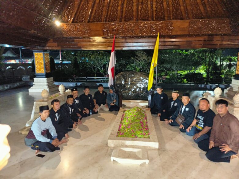 FOTO : Ketua Umum Persaudaraan Setia Hati Terate (PSHT) Pusat, Dr. Ir. H. Muhammad Taufiq melakukan ziarah ke makam Presiden Pertama Republik Indonesia, Ir. Soekarno, di Blitar. (blok-a.com/Fajar)