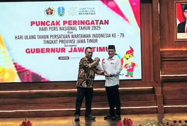 Rektor UIBU, Dr Nurcholis Sunuyeko mendapat penghargaan PWI Jatim Award 2025 (dok. PWI Malang Raya)