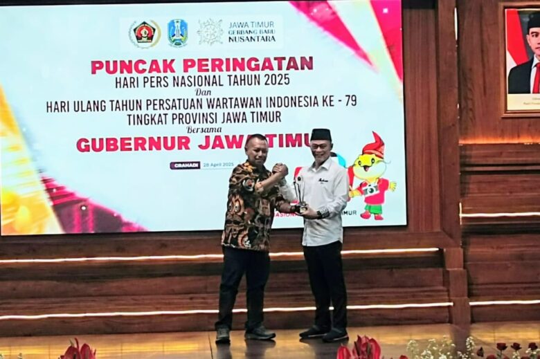 Rektor UIBU, Dr Nurcholis Sunuyeko mendapat penghargaan PWI Jatim Award 2025 (dok. PWI Malang Raya)