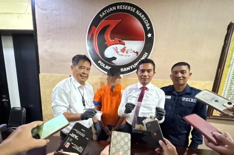 Satresnarkoba Polresta Banyuwangi amankan pengedar narkotika jenis sabu berinisial AR, Sabtu (19/4/2025) (dok. Polresta Banyuwangi)