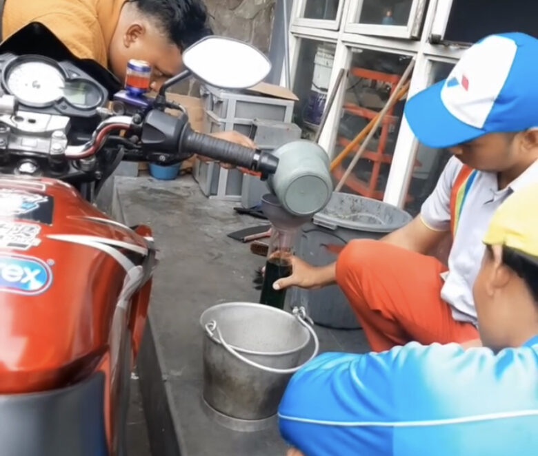 Pengukuran volume BBM di SPBU Patal Lawang (dok. Saiful Amin for blok-a)