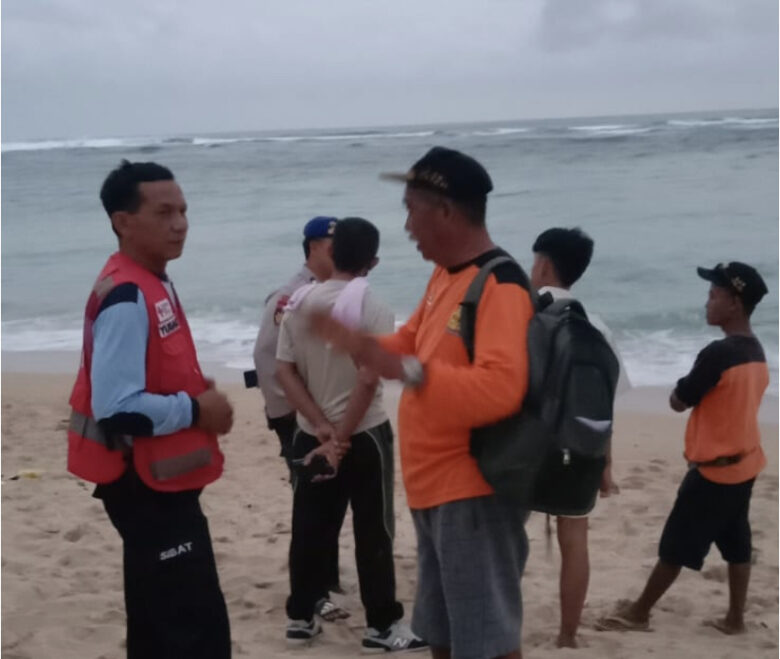 Pencarian wisatawan yang terseret ombak di Pantai Balekambang, Malang (istimewa)