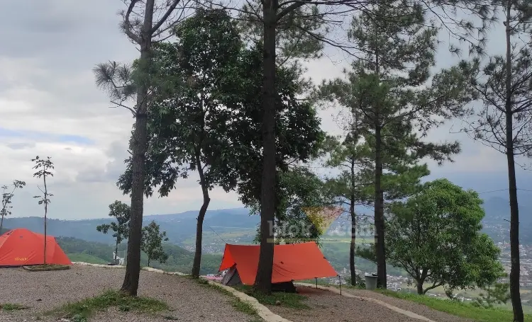 Wisata Camping dan Paralayang Sempu Sunset Hill Pasuruan.(blok-a.com/Lionita)
