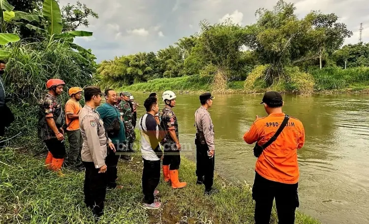 Tim pencari dikerahkan untuk melacak keberadaan korban tenggelam di Sungai Brantas. (blok-a.com/Fajar)