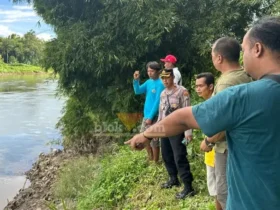 Proses pencarian korban tenggelam di Sungai Brantas Blitar.(blok-a.com/Fajar)