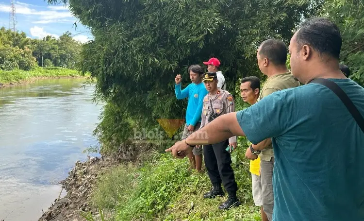 Proses pencarian korban tenggelam di Sungai Brantas Blitar.(blok-a.com/Fajar)