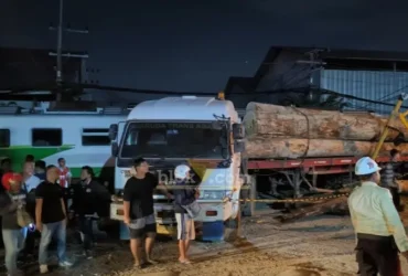 Proses evakuasi truk trailer bermuatan log kayu gelondong di perlintasan sebidang Jalan Darmo Sugondo, Kelurahan Tenggulunan, Kecamatan Kebomas, Gresik.(blok-a.com/ivan)