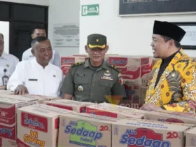 Wakil Wali Kota Mojokerto saat serahkan bantuan secara simbolis untuk korban gempa Myanmar.(blok-a.com/Syahrul Wijaya)