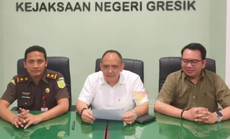 Kajari Gresik Nana Riana (tengah).(blok-a.com/ivan)