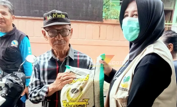 Penyerahan bantuan Rastrada di Kelurahan Turi, Kecamatan Sukorejo Kota Blitar. (blok-a.com/Fajar)
