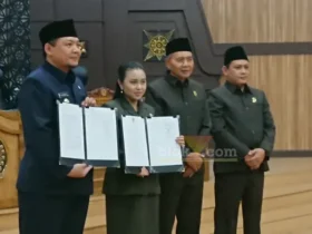 Ketua DPRD dan Wakil DPRD bersama Wakil Wali Kota Mojokerto saat penandatanganan nota kesepakatan Ranwal RPJMD di ruang rapat paripurna.(blok-a.com/Syahrul Wijaya)