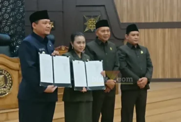 Ketua DPRD dan Wakil DPRD bersama Wakil Wali Kota Mojokerto saat penandatanganan nota kesepakatan Ranwal RPJMD di ruang rapat paripurna.(blok-a.com/Syahrul Wijaya)