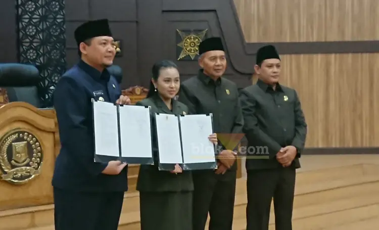 Ketua DPRD dan Wakil DPRD bersama Wakil Wali Kota Mojokerto saat penandatanganan nota kesepakatan Ranwal RPJMD di ruang rapat paripurna.(blok-a.com/Syahrul Wijaya)