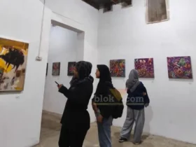 Pengunjung Pomah menikmati pameran seni rupa, di Galeri Loteng, Suaraloka Hub Jl. Nyai Ageng Arem-Arem Gg.3 No.20, Kelurahan Pekelingan Gresik.(blok-a.com/ivan)