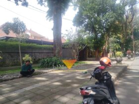 Wawan (34), salah satu driver ojek online yang mengeluhkan "hilangnya" kursi besi di kawasan Ijen Kota Malang (blok-a.com / Yogga Ardiawan)