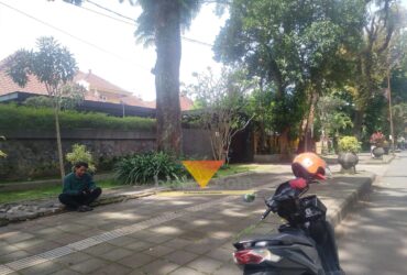 Wawan (34), salah satu driver ojek online yang mengeluhkan "hilangnya" kursi besi di kawasan Ijen Kota Malang (blok-a.com / Yogga Ardiawan)