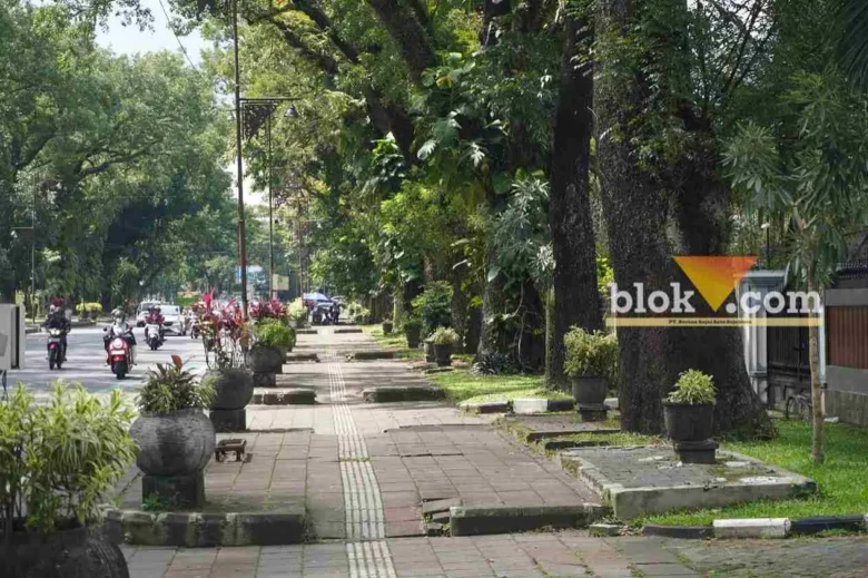 Kursi yang kini telah tiada di Jalan Besar Ijen, Kota Malang, Senin (21/4/2025) (blok-a/Zul)