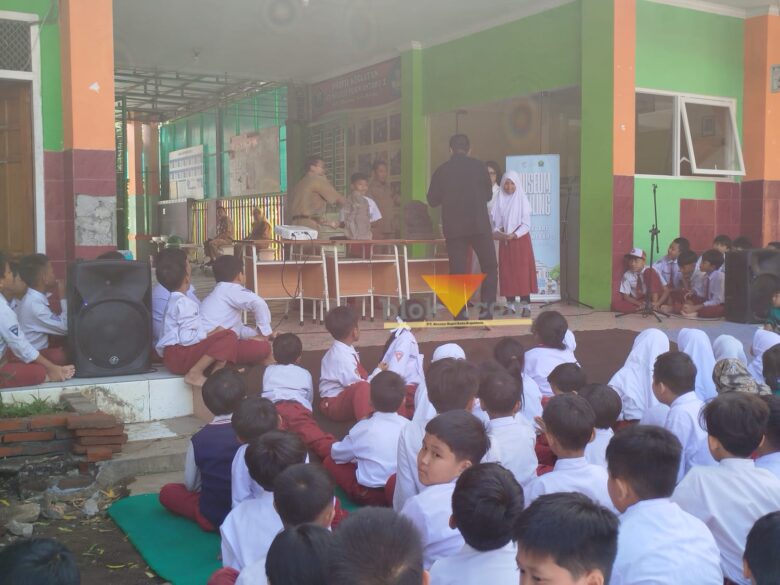 Kegiatan Museum Keliling yang diadakan oleh Disdikbud Kota Malang untuk memperkenalkan sejarah sejak dini kepada para murid (blok-a.com / Yogga Ardiawan)