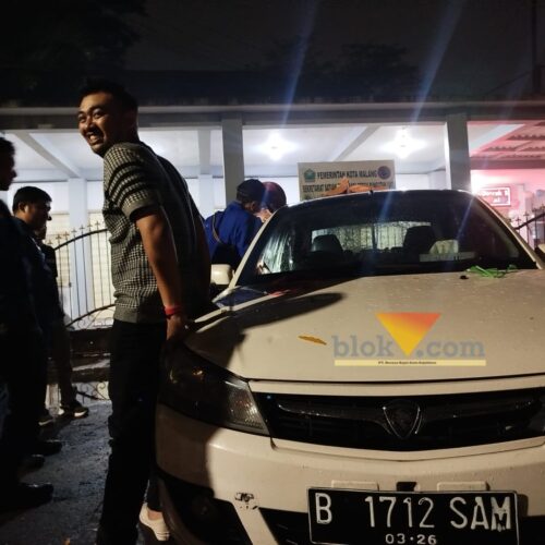 Hendro, pemilik mobil saat melihat proses yang dilakukan oleh Damkar Kota Malang (blok-a.com / Yogga Ardiawan)