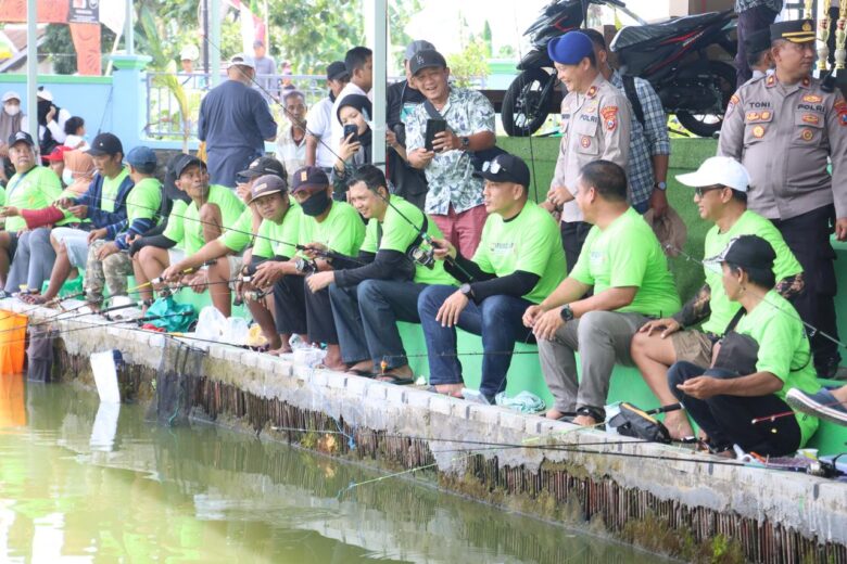 Caption : Ratusan peserta mengikuti Lomba mancing mania Kapolresta Banyuwangi Cup 2025, di Kecamatan Srono, Minggu (13/4/2025)(blok-a.com/Kuryanto).