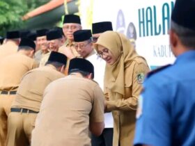 Bupati Ipuk Fiestiandani bersama Wabup Mujiono bersalaman dengan ASN Pemkab Banyuwangi dalam momen halal bihalal, Selasa (8/4/2025). (Dok. Pemkab)