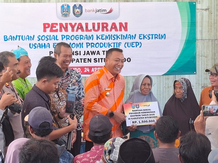 Penyaluran Bantuan Usaha Ekonomi Produktif untuk warga Situbondo.