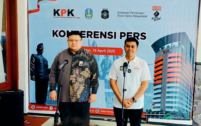 Plh Direktur Pembinaan Permas KPK, Friesmount Wongso dan Wali Kota Blitar, H. Syauqul Muhibbin saat konferensi pers. 