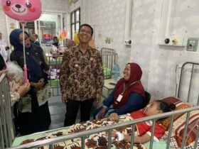 Bupati Bojonegoro, Setyo Wahono meninjau layanan kesehatan di RSUD Sumberrejo.