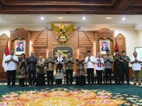 Bupati Sidoarjo, Subandi, dan Forkopimda saat foto bersama Gubernur dan Wakil Gubernur Jatim saat halal bihalal di Gedung Grahadi Surabaya.