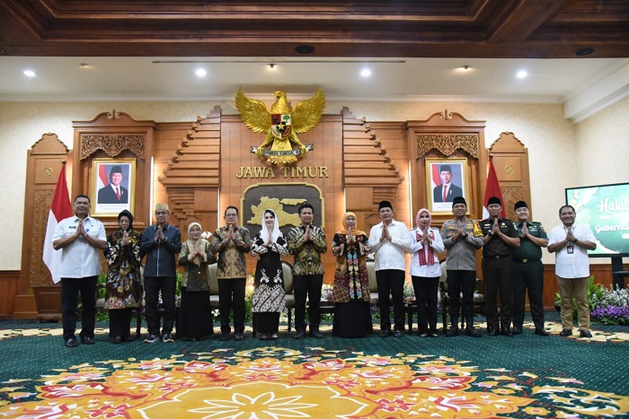 Bupati Sidoarjo, Subandi, dan Forkopimda saat foto bersama Gubernur dan Wakil Gubernur Jatim saat halal bihalal di Gedung Grahadi Surabaya.