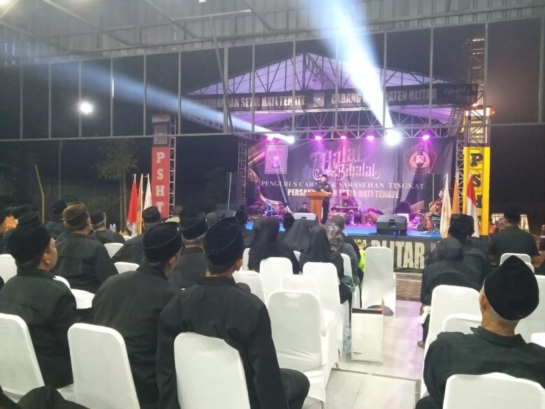 FOTO : Acara halal bihalal dan saresehan organisasi Persaudaraan Setia Hati Terate (PSHT) di Gedung Bumdes Desa Karangsono, Kecamatan Kanigoro, Kabupaten Blitar. (blok-a.com/Fajar)