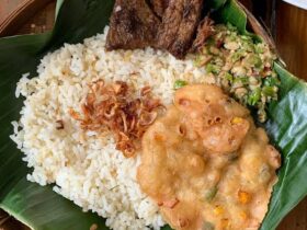 Nasi Genjes, salah metu andalan di Warung Mekar Jaya Soekarno-Hatta (instagram/@WarungMekarJaya)
