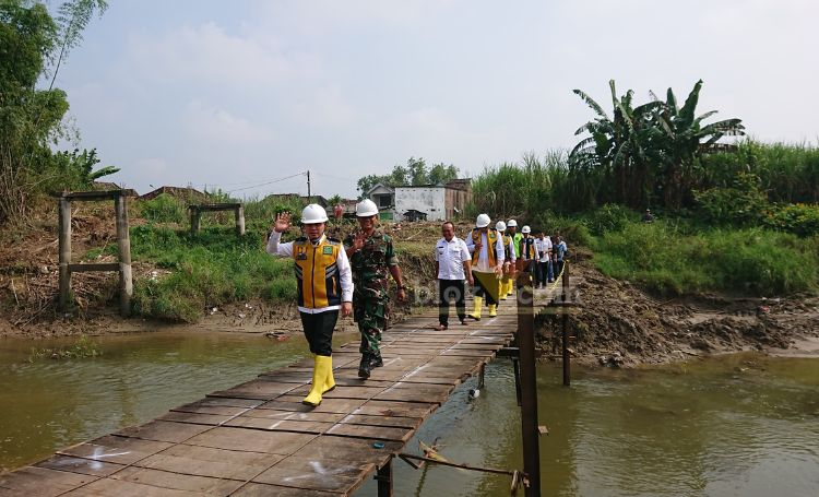 Bupati Mojokerto di atas jembatan darurat untuk mengecek lokasi pembangunan jembatan Talunbrak.(blok-a.com/Syahrul Wijaya)