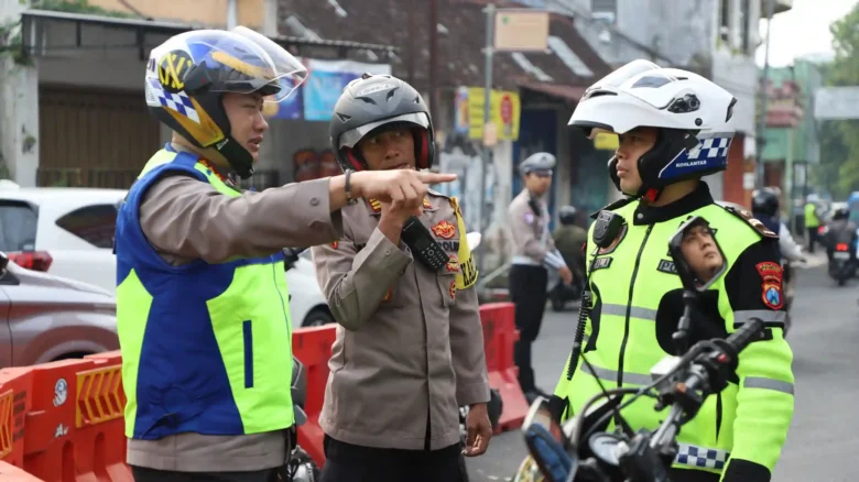 Kapolresta Malang Kota, Kombes Pol Nanang Haryono saat meninjau langsung arus lalu lintas di Kota Malang (dok/Humas)