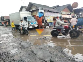 Jalan rusak dan berlubang dikeluhkan oleh Pedagang Pasar Induk Gadang (blok-a.com / Yogga Ardiawan)