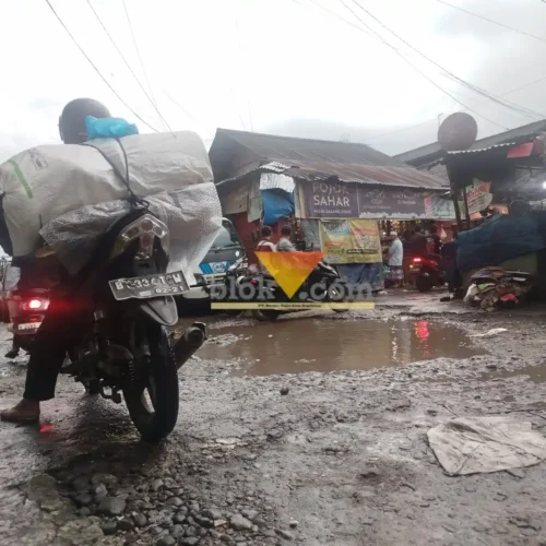 Jalan rusak dan berlubang dikeluhkan oleh Pedagang Pasar Induk Gadang (blok-a.com / Yogga Ardiawan)
