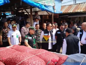 Wali Kota Malang, Wahyu Hidayat, merespons keluhan para pedagang terkait kerusakan jalan di kawasan Pasar Induk Gadang yang tak kunjung diperbaiki