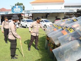 Kapolres Mojokerto kota AKBP Daniel S Marunduri saat uji kemampuan anggotanya.(blok-s.com/Syahrul Wijaya)