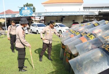 Kapolres Mojokerto kota AKBP Daniel S Marunduri saat uji kemampuan anggotanya.(blok-s.com/Syahrul Wijaya)