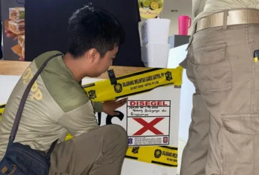 Satpol PP Surabaya menyegel gerai es krim diduga mengandung alkhohol. (Pemkot Surabaya)