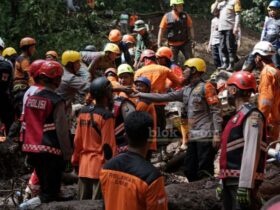 Proses evakuasi korban longsor di jalur Pacet-Cangar.(blok-a.com/Syahrul Wijaya)