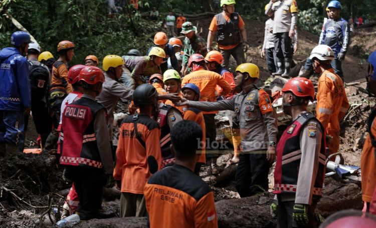 Proses evakuasi korban longsor di jalur Pacet-Cangar.(blok-a.com/Syahrul Wijaya)