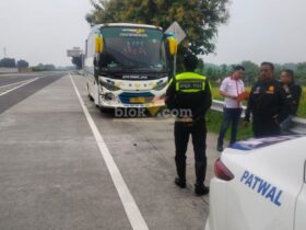 Barang bukti bus mini yang dibawa lari penipu berhasil diamankan di exit tol Jombang.(blok-a.com/Syahrul Wijaya)