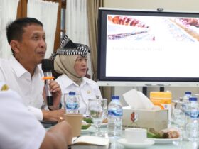 Bupati dan Wakil Bupati Bojonegoro dalam rapat pemantaban pelaksanaan program Gayatri, Rabu (9/4/2025).