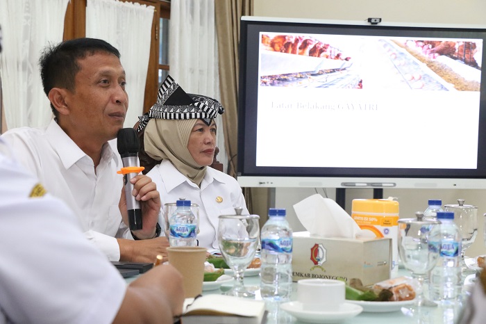 Bupati dan Wakil Bupati Bojonegoro dalam rapat pemantaban pelaksanaan program Gayatri, Rabu (9/4/2025).